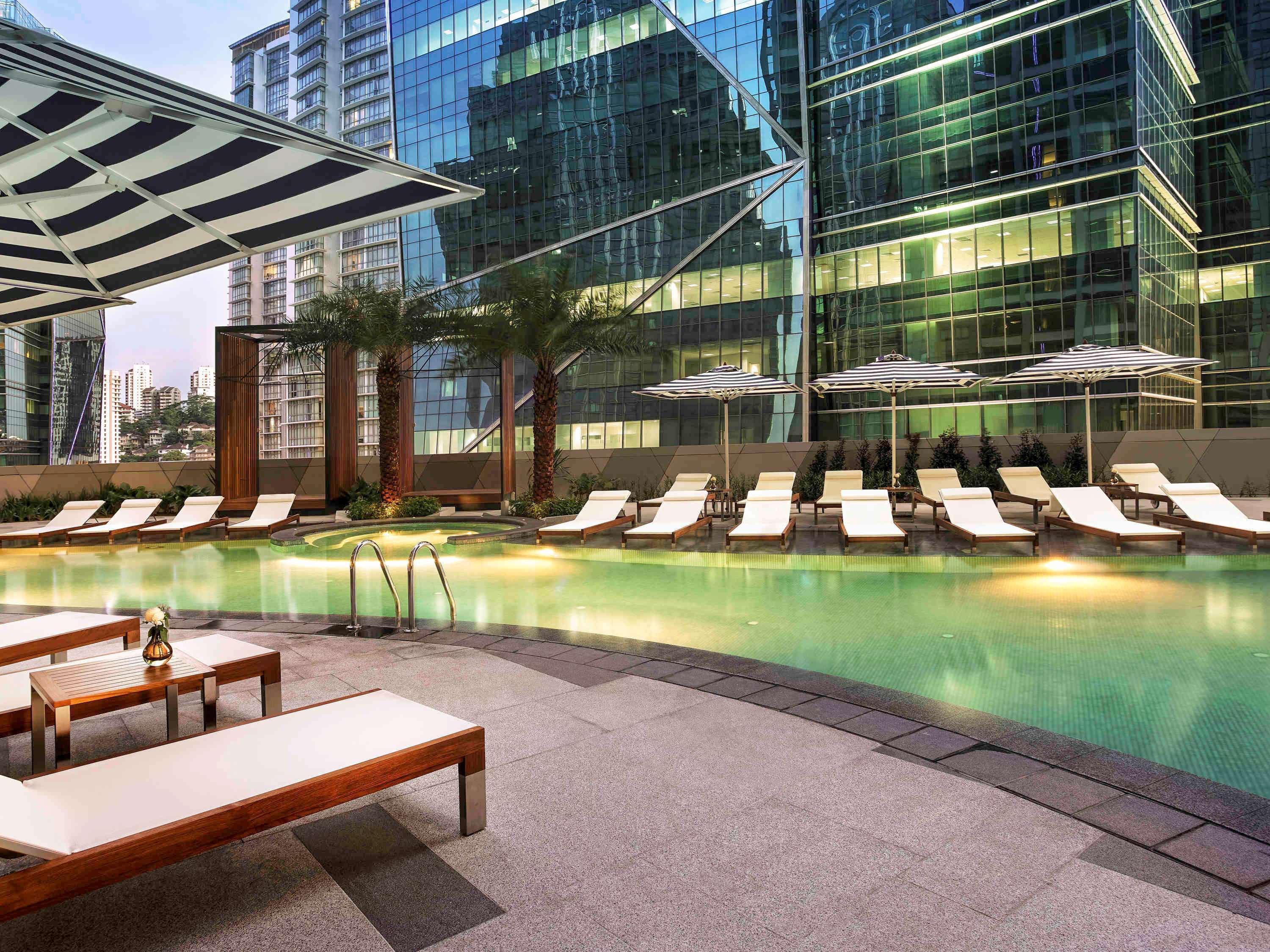 فندق سوفيتيل كوالالمبور دامانسارا المظهر الخارجي الصورة The pool at the hotel