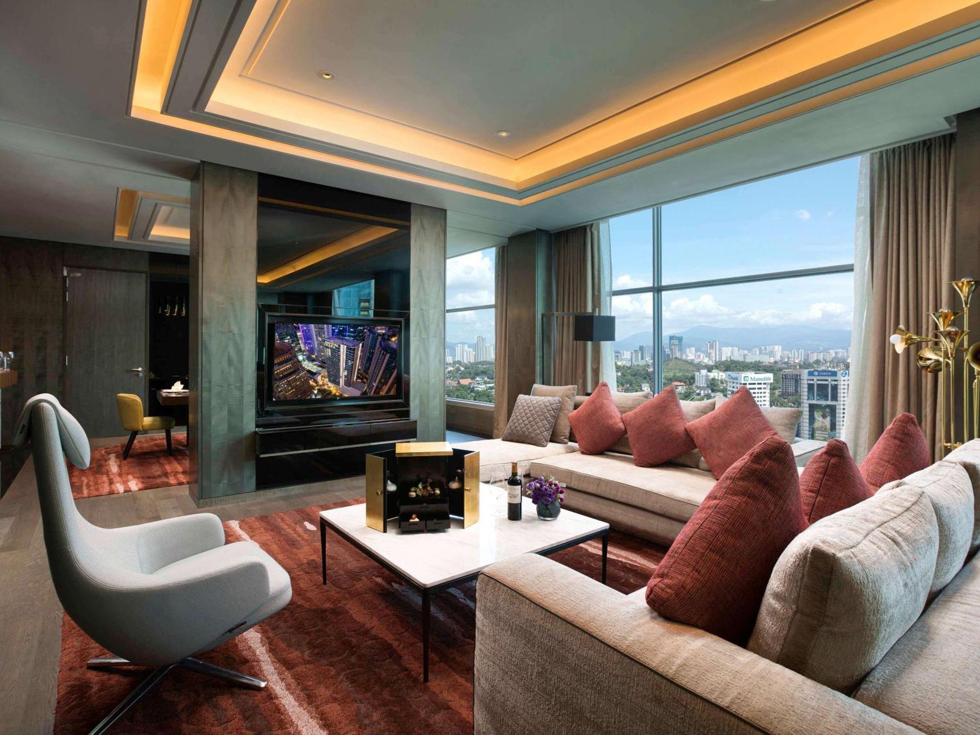 فندق سوفيتيل كوالالمبور دامانسارا المظهر الخارجي الصورة The living room of a suite at the hotel