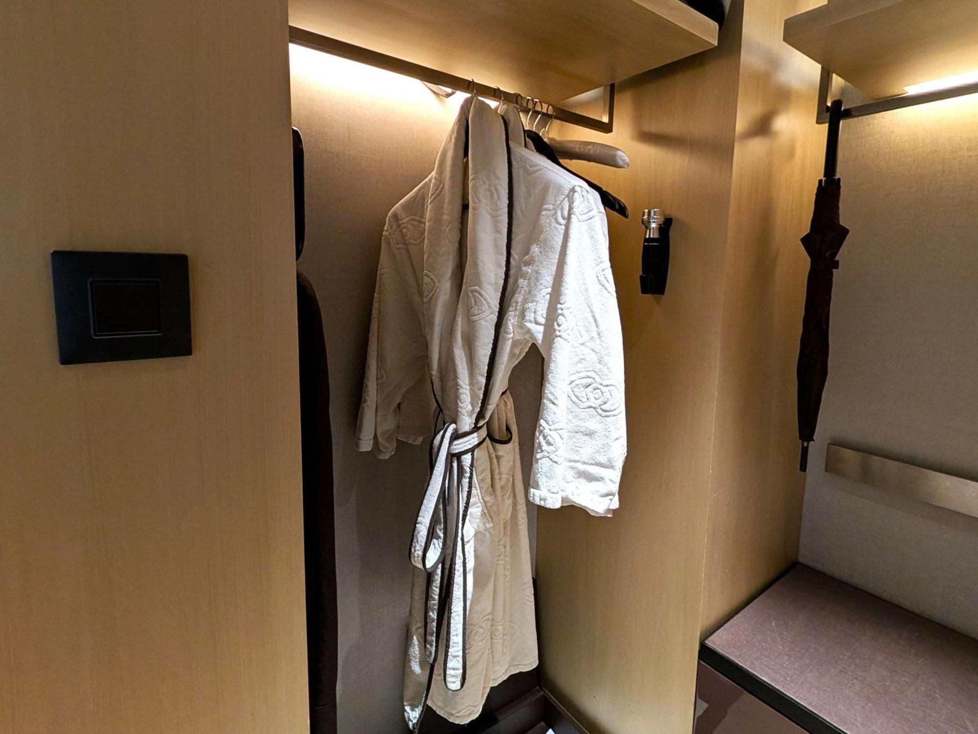 فندق سوفيتيل كوالالمبور دامانسارا المظهر الخارجي الصورة A bathrobe hanging on a hanger